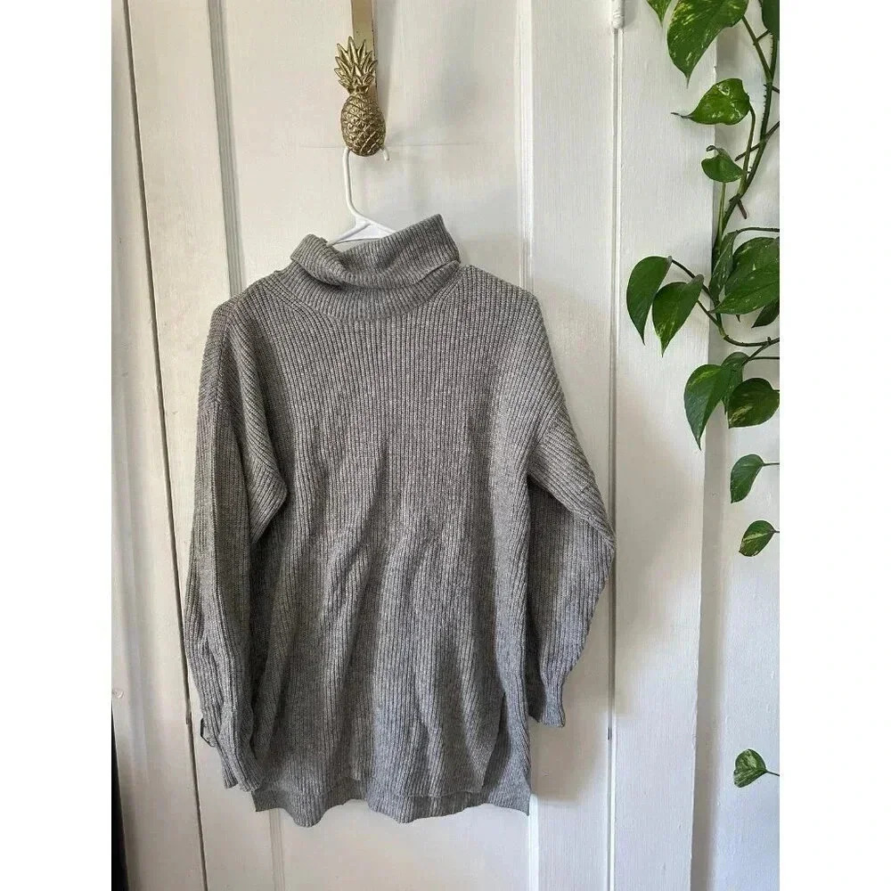Uniqlo size Small gray turtleneck sweater